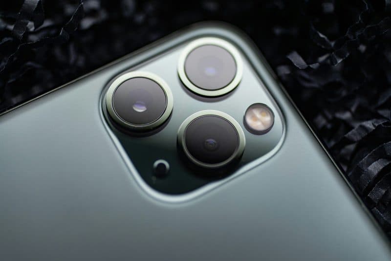 iPhone 17 Pro、光学8倍ズーム対応か。プロ向けカメラアプリや第2ボタン搭載の噂も